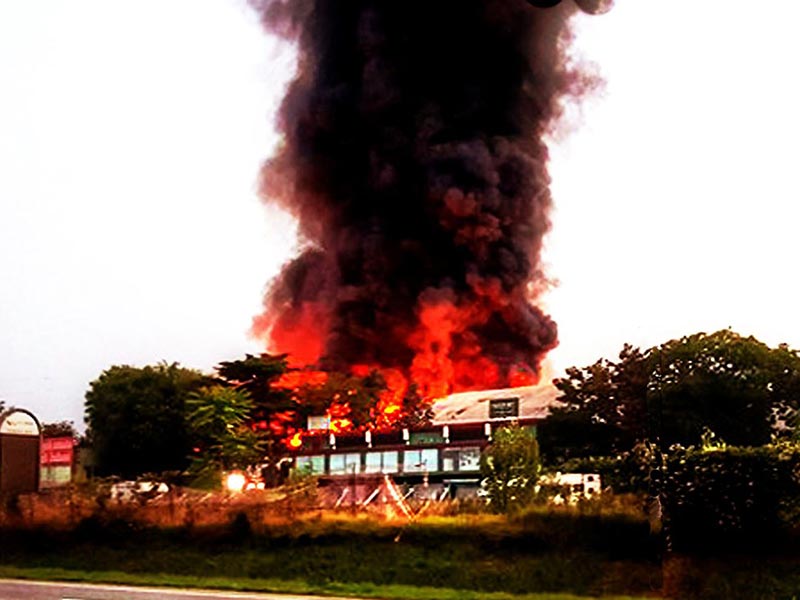 пожар в изложбен център  “Campanara“ гр. Пазеро, Италия